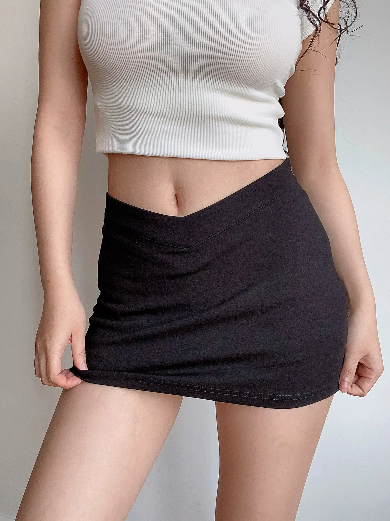 Sexy Black Midriff Skirt - Slim Fit Pure Black Design